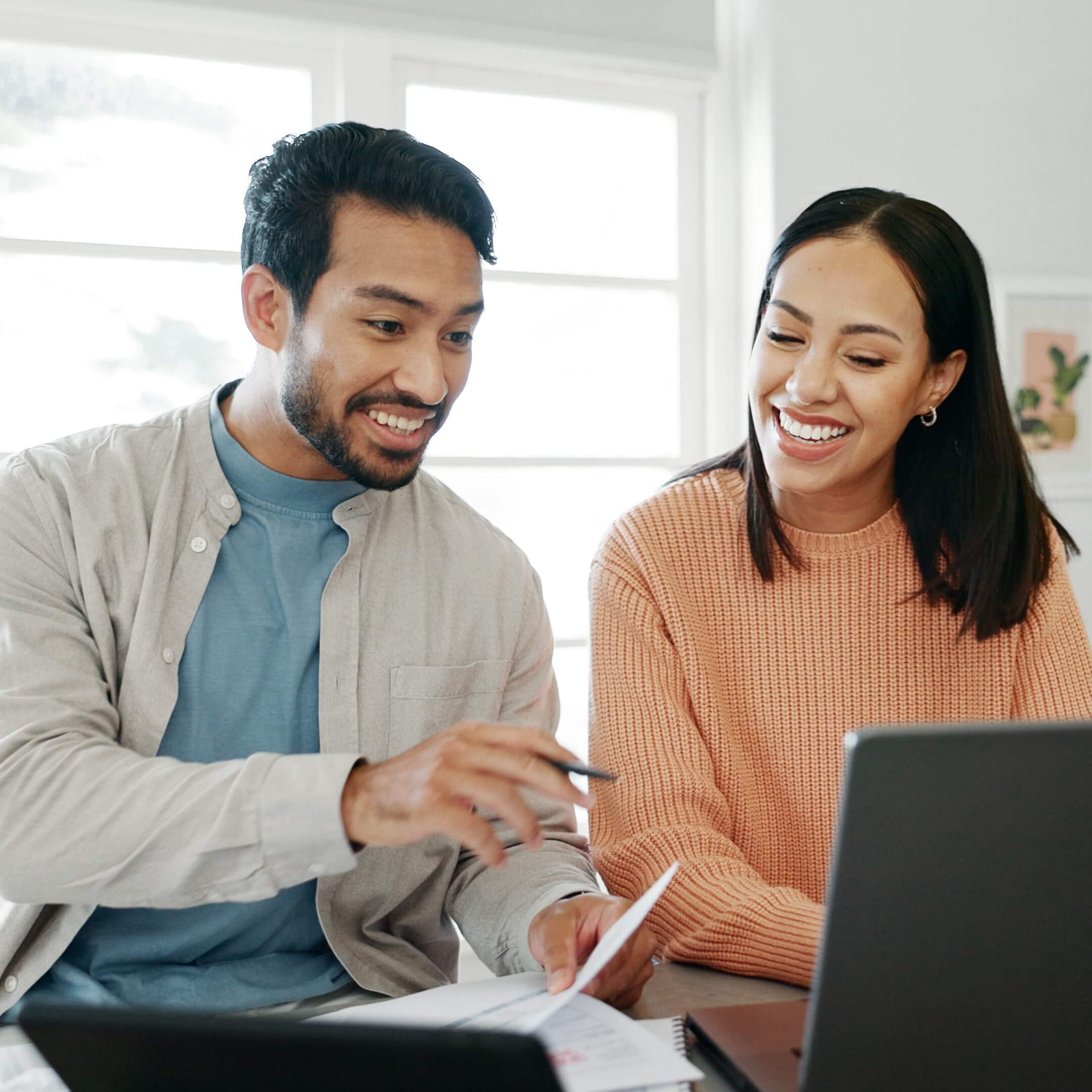 Couple and discussion with laptop for Optic data analysis